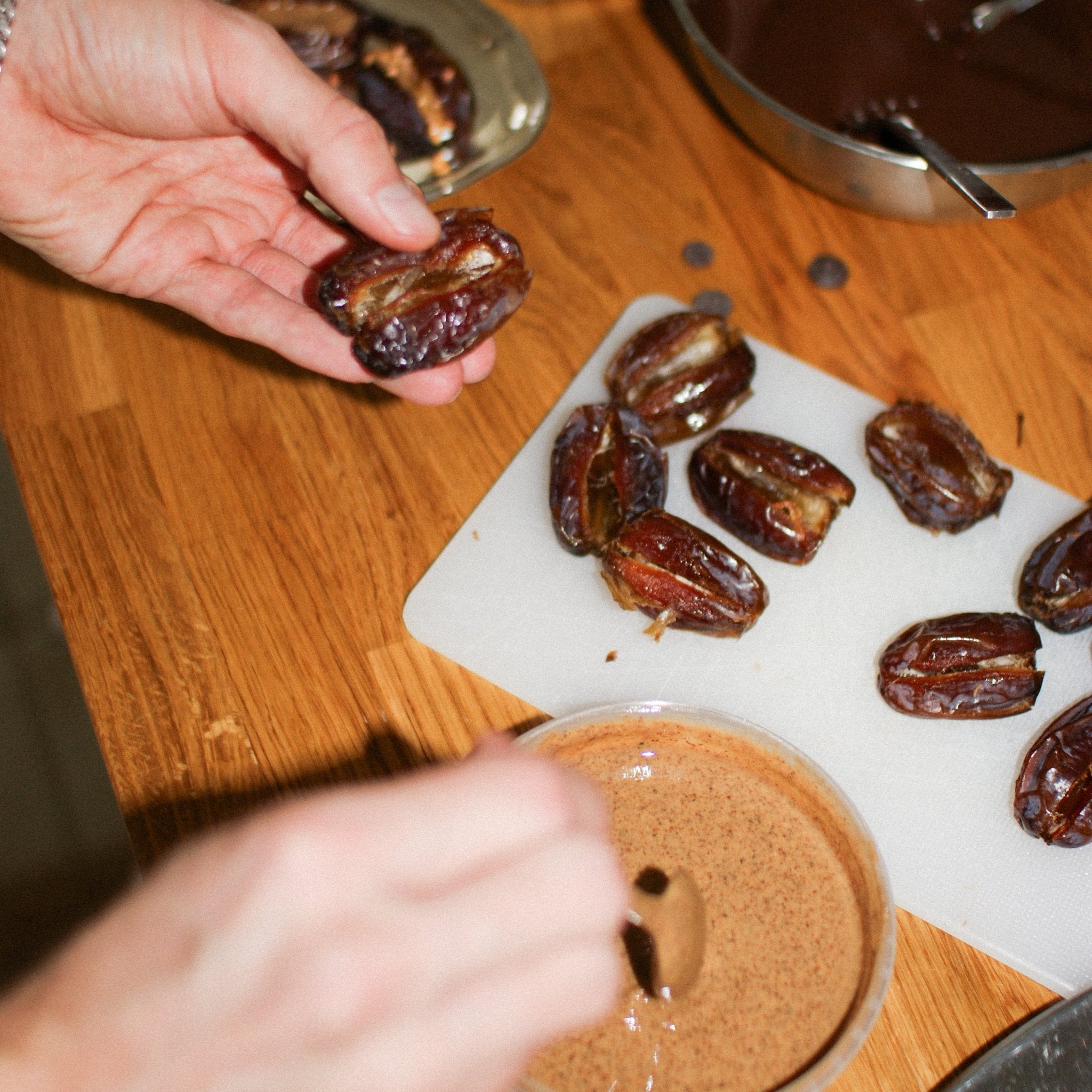 Almond Butter Chokolade Dadler - Humble